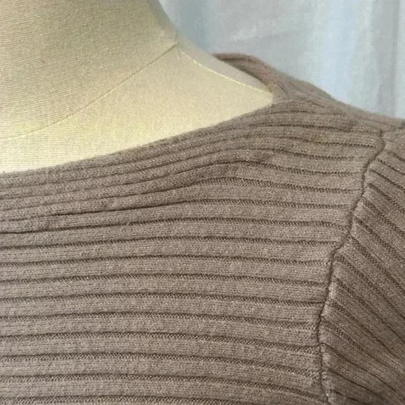 Philosophy Women’s Sz S Taupe Sweater. Poly Blend. 18” Shoulder To Hem. - Picture 2 of 7